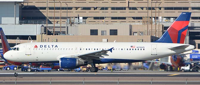 Delta Airbus A320-211 N316US, Phoenix Sky Harbor, January 17, 2016